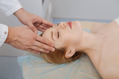 Muhteşem güzel bayan doktor ofisinde masaj keyfi