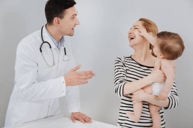 Annem hastanede eğleniyor onunla tatlı etkin toddler