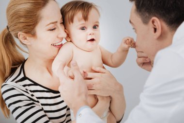 Olumlu adanmış çocuk doktoru çocuk muayene için hazırlanıyor