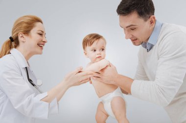 Güzel sevgi dolu baba çocuğunu uzman ellerde veren