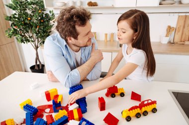 Gülümseyen baba ve kızı Birbirinizle konuşmak