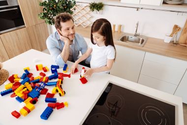 Mutlu baba kızını hayranlıkla bakıyor