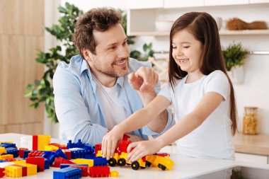 Mutlu baba kızını hayranlıkla bakıyor