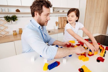 Baba ve kız şakacı birbirine bakarak