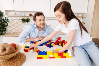 Babası kızını aşk ve gurur ile seyir