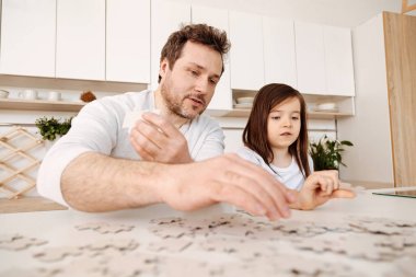 İlham baba ve kız beraber bir Yapboz yapmak