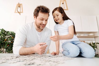 Küçük kızı babası jigsaw bulmaca parçası gösterilen