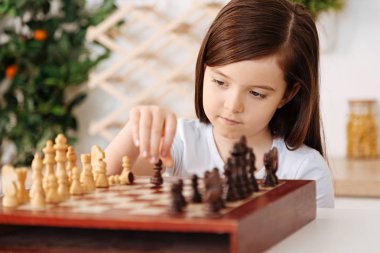 Küçük kız bir piyon hareket odaklı