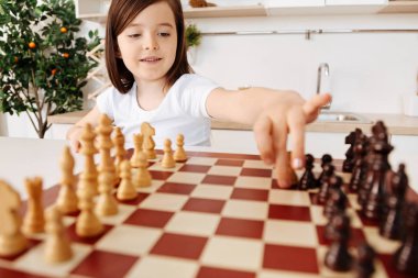 Harika kız beyaz bir piyon hareket