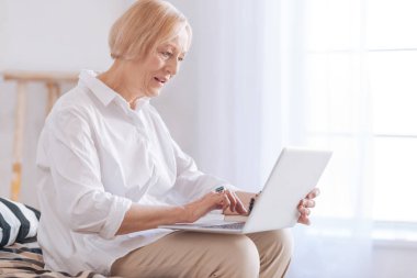 Gizemli yaşlı bayan bilgisayarını kullanarak