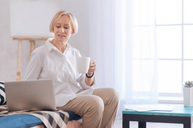 Çok içki bardağı tutan kadın olgun