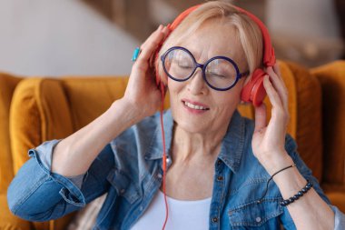 Çok rahat olmak memnun kadın portresi