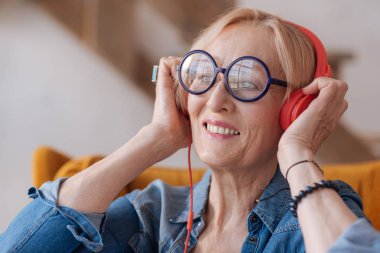 Müzik dinlemek erkek gülümseyen portresi