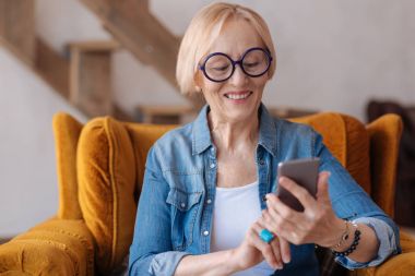 Telefonunu tutan güzel yaşlı bayan