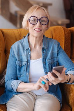 Hanımefendi telefonda konuşurken düşünme