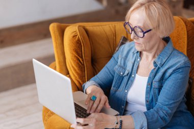 Özenli kadın onun bilgisayarda metin yazarak