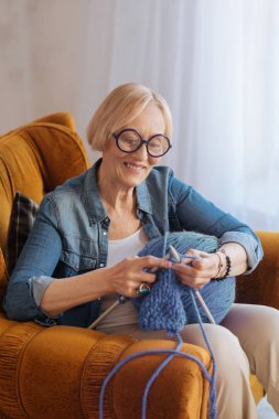 Onu iş yerinde sevindirici dürüst yaşlı kadın