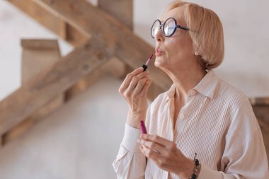 Yana doğru seyir çekici yaşlı bayan