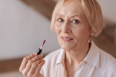 Yaşlı kadının makyaj yapması zevk