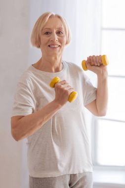 Muhteşem kadın kameraya poz