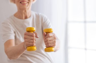 Halter teslim memnun yaşlı kişi