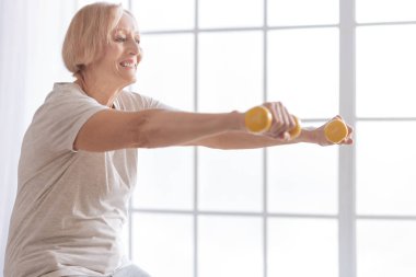 Mutlu erkek elleri düz tutarak