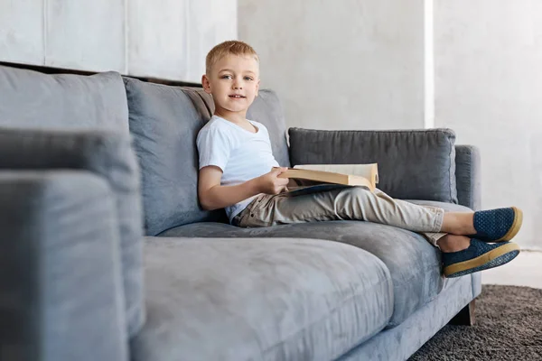 Increíble chico inteligente disfrutando de algunas buenas historias — Foto de Stock