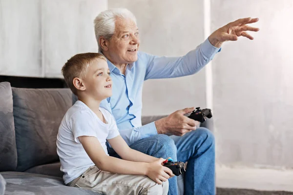 Homem legal e seu neto falando sobre jogos — Fotografia de Stock