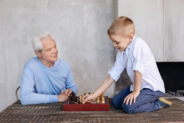 Passionné gentleman animé fier de son petit-fils — Photo