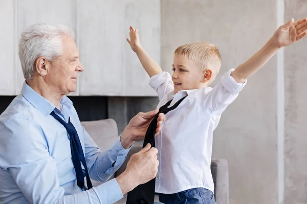 Tatlı sevecen klas büyükbaba bir kravat koyarak — Stok fotoğraf