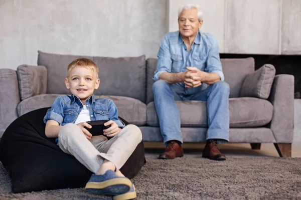 Osservare uomo attento guardando suo nipote giocare — Foto Stock