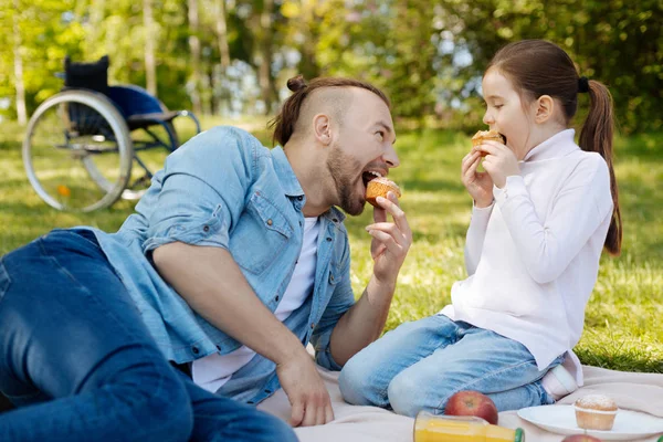 Blij vader en dochter eten van zoete taarten — Stockfoto