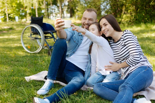 Kislány nyújtás kéz telefon érintse — Stock Fotó