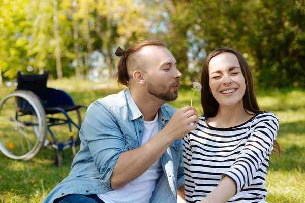 Romantiska manlig person blåser på maskros — Stockfoto