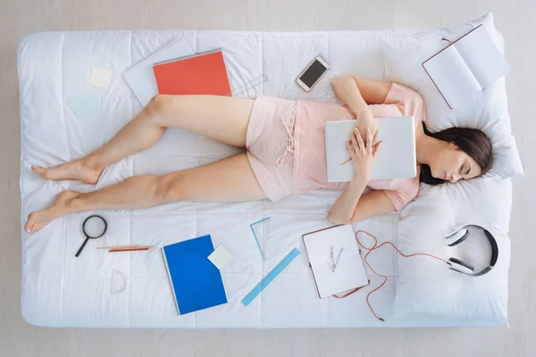 Умная симпатичная женщина спит со своим ноутбуком — стоковое фото