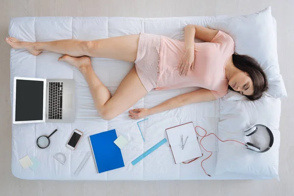 Trevlig hårt arbetande kvinna sover nära hennes laptop — Stockfoto