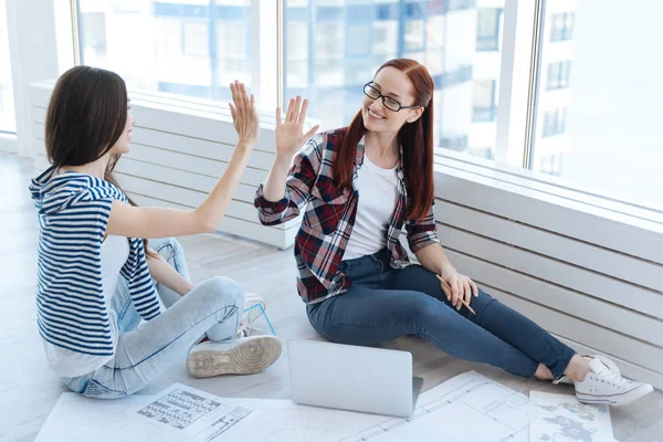 Positiva glada kvinnor slutade deras projekt — Stockfoto