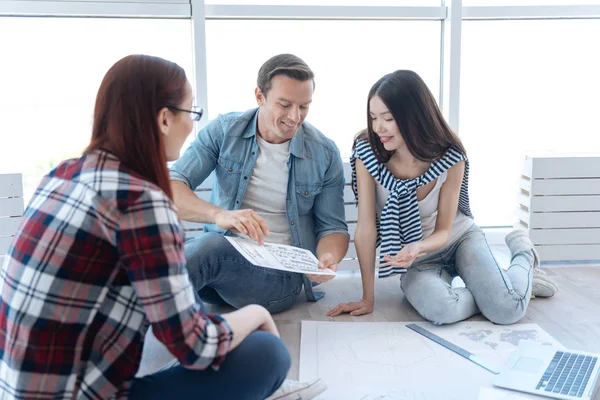 Team professioneller junger Architekten arbeitet zusammen — Stockfoto