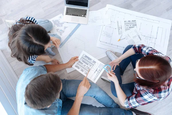 Blick von oben auf die Zusammenarbeit professioneller junger Architekten — Stockfoto