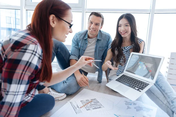 Jóvenes emprendedores felices organizando una startup — Foto de Stock