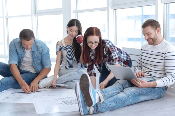 Agradables arquitectos que se concentran en sus tareas — Foto de Stock