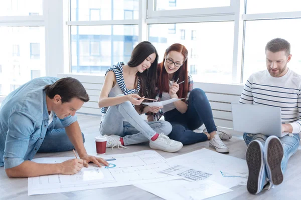 Alegres arquitectas discutiendo sus ideas — Foto de Stock