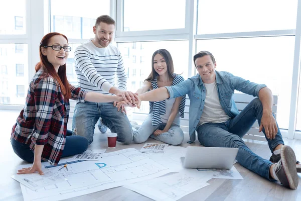 Felices personas encantadas mostrando su unidad — Foto de Stock