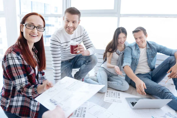 Mujer positiva alegre tomando un dibujo — Foto de Stock