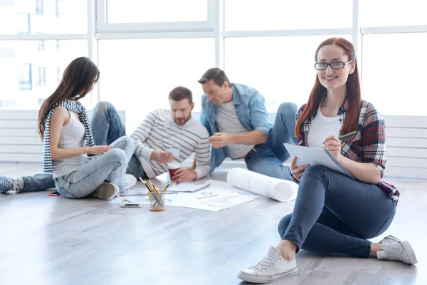 Mujer inteligente feliz tomando notas — Foto de Stock