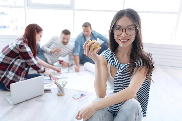 Deliziosa donna positiva con una mela in mano — Foto Stock