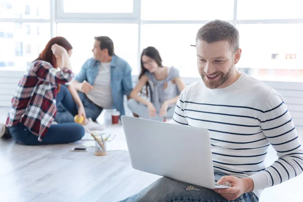 Stilig gladlynt man arbetar på den bärbara datorn — Stockfoto