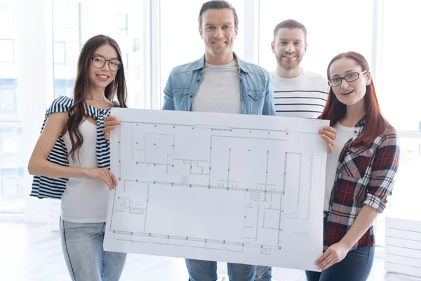 Professionelle Architekten zeigen ihr Projekt — Stockfoto