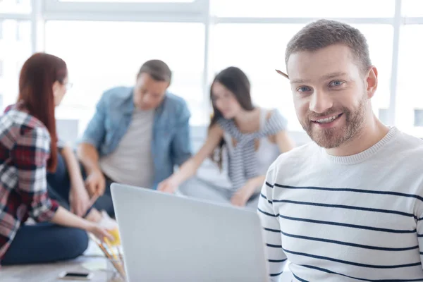 Encantado hombre positivo sonriendo — Foto de Stock