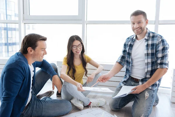 Freudig positiver Mann zeigt auf den Entwurf — Stockfoto